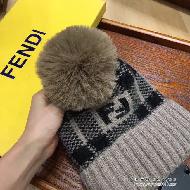 FENDI芬迪 爆款 羊絨混紡配大毛球原單針織帽 LLWJ8493